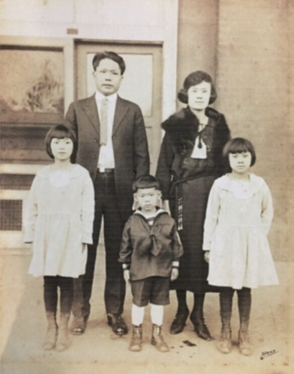Martha and Berda Lum, Chinese American sisters, stand with their parents Katherine and Jeu Gong and younger brother Hamilton in a family portrait.