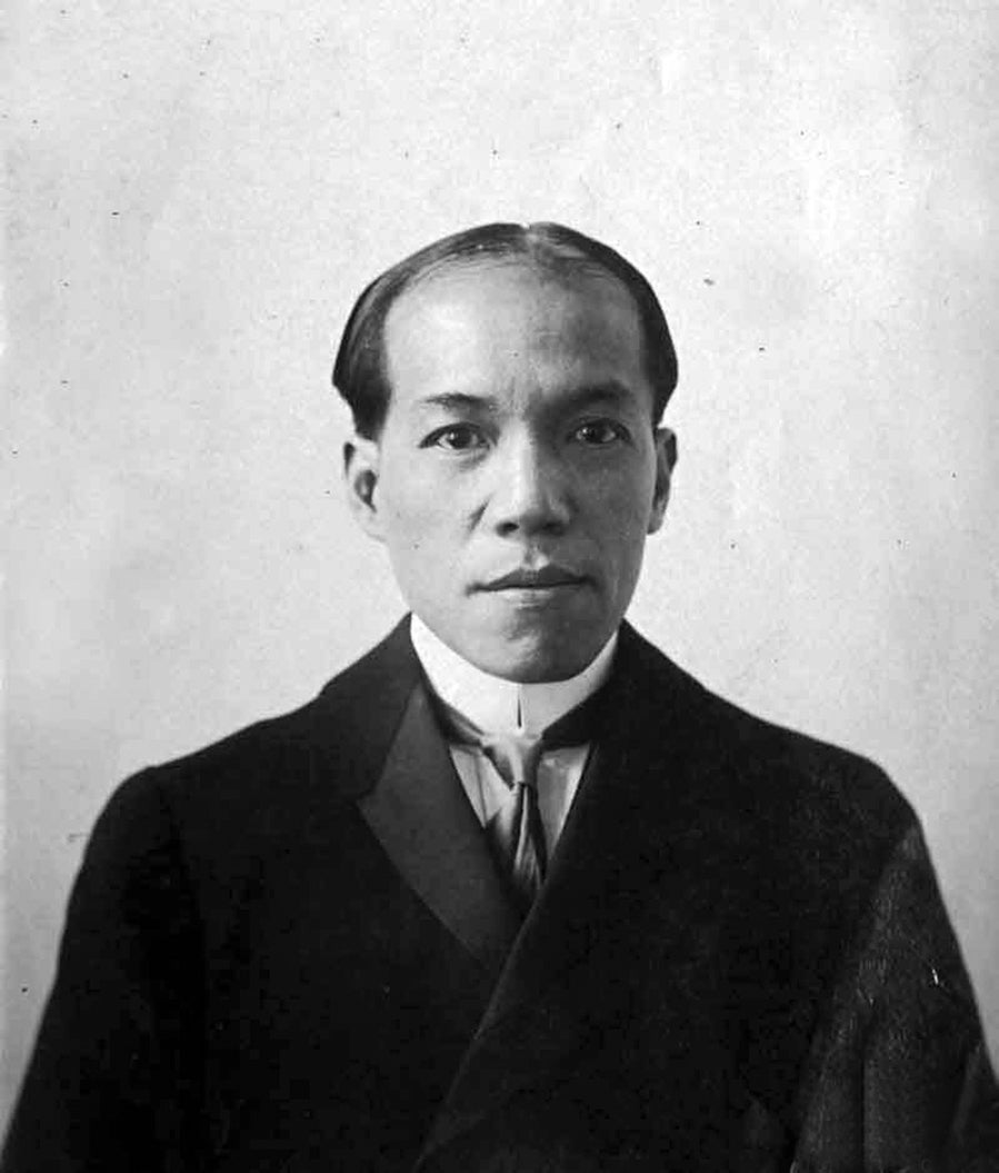 Black and white photo: portrait of Liang Qichao wearing a western style suit.