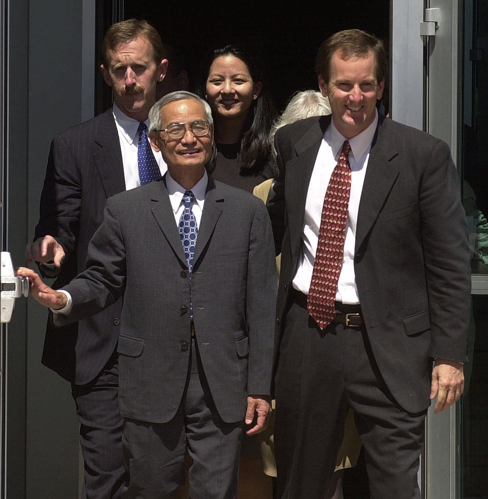 Taiwanese American nuclear scientist and mechanical engineer Wen Ho Lee leaves the federal courthouse with two attorneys and his daughter Alberta Lee.